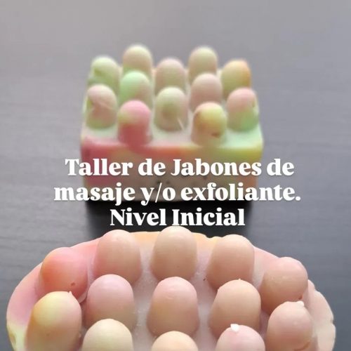 Jabones de masaje coloridos sobre superficie oscura.