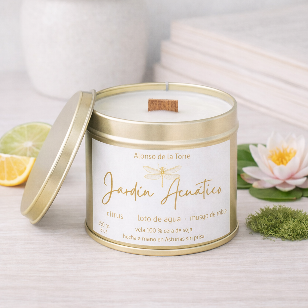 Vela de cera de soja, aroma cítrico, musgo y loto de agua.