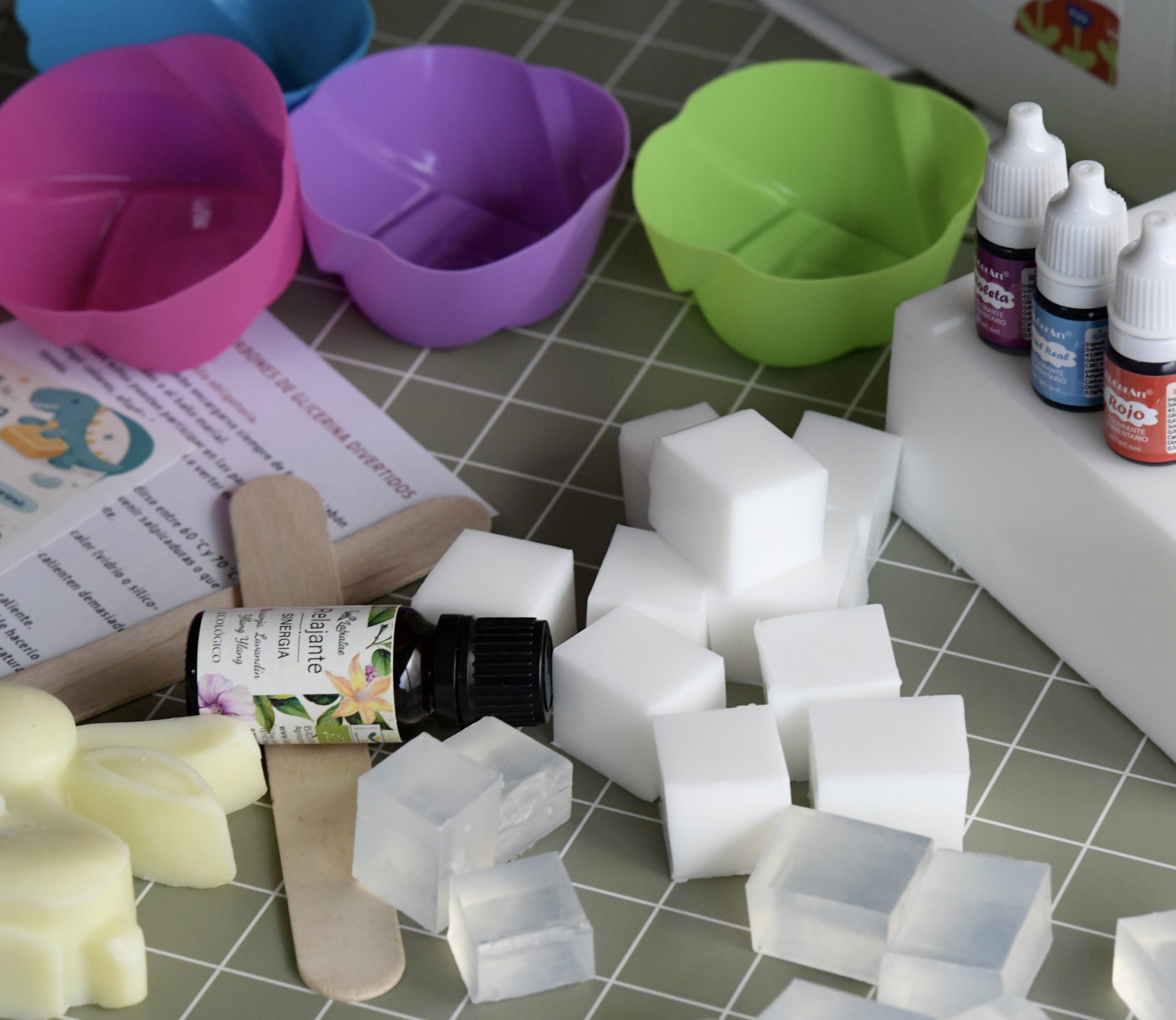 Materiales para hacer jabones artesanales en casa.