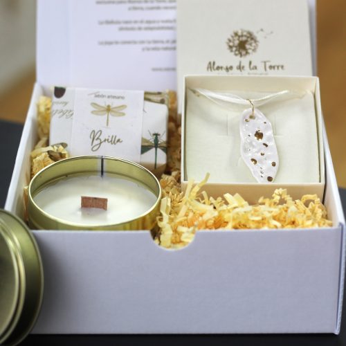 Caja regalo con vela, jabón y colgante artesanal.