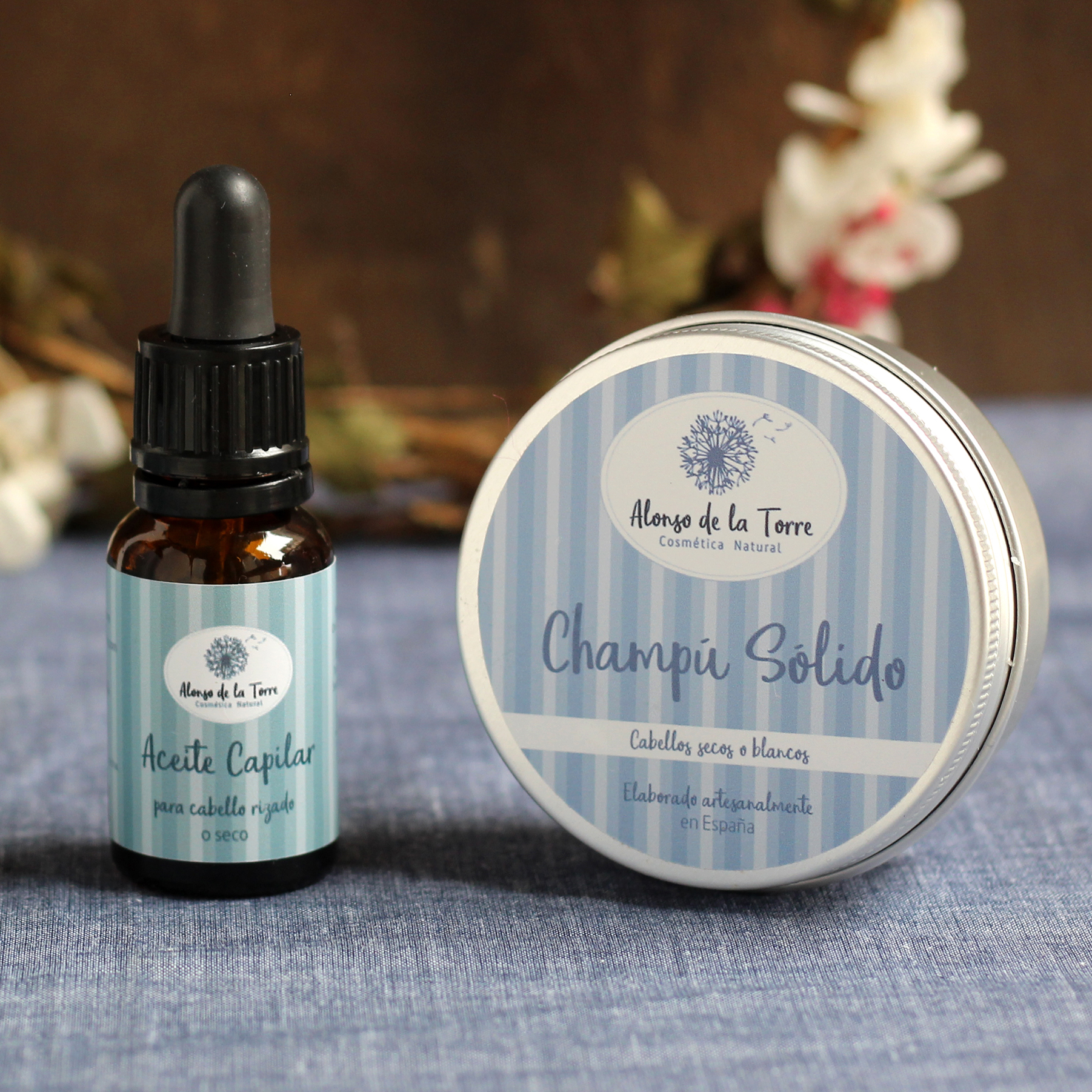 Productos capilares Alonso de la Torre sobre mesa.