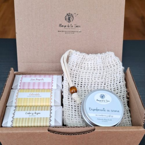 Caja de cosmética natural: jabones y desodorante.